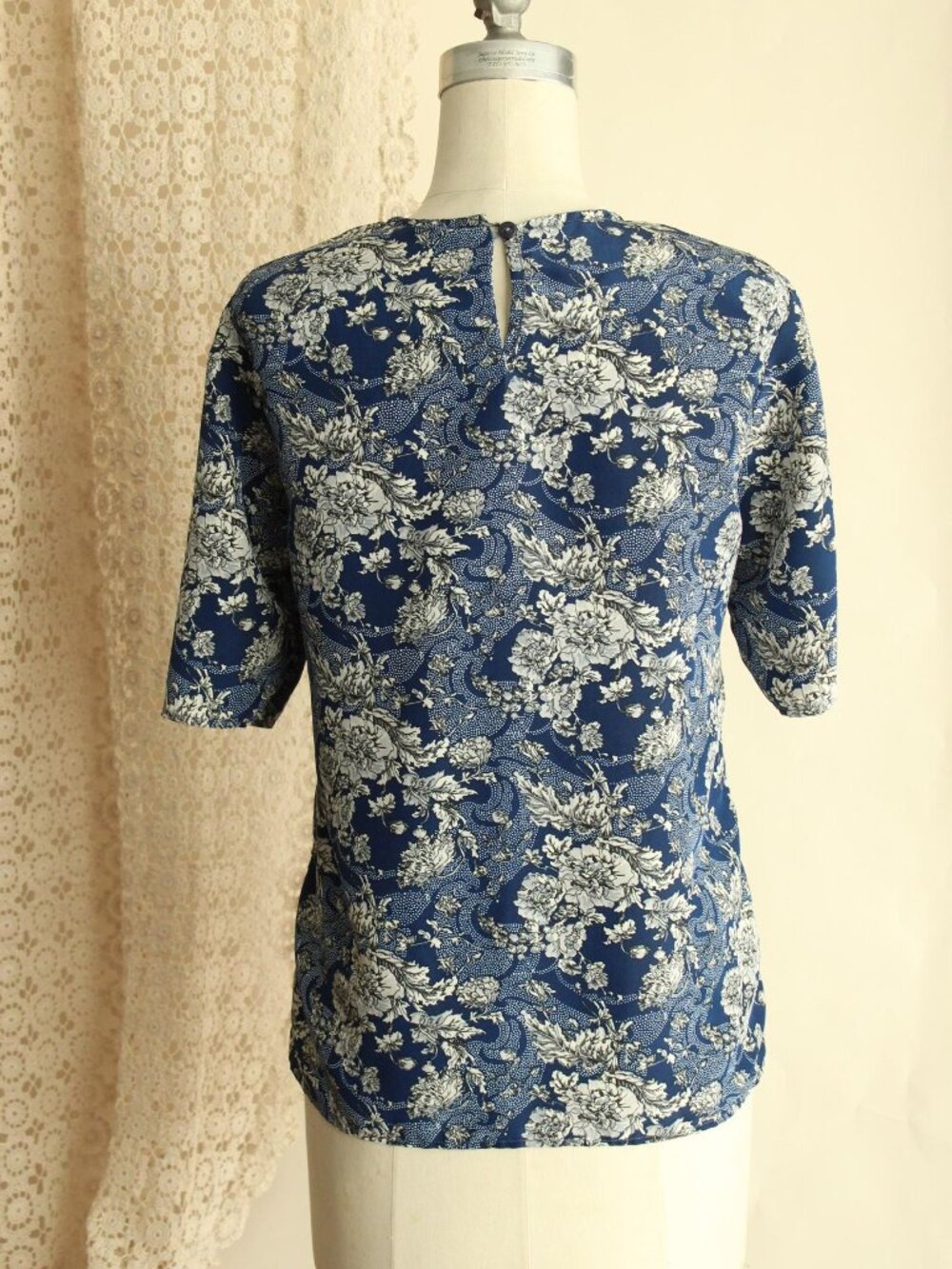 Vintage 1990s Blouse, Norton McNaughton Blue And White Floral Print Top, Keyhole - Picture 9 of 11